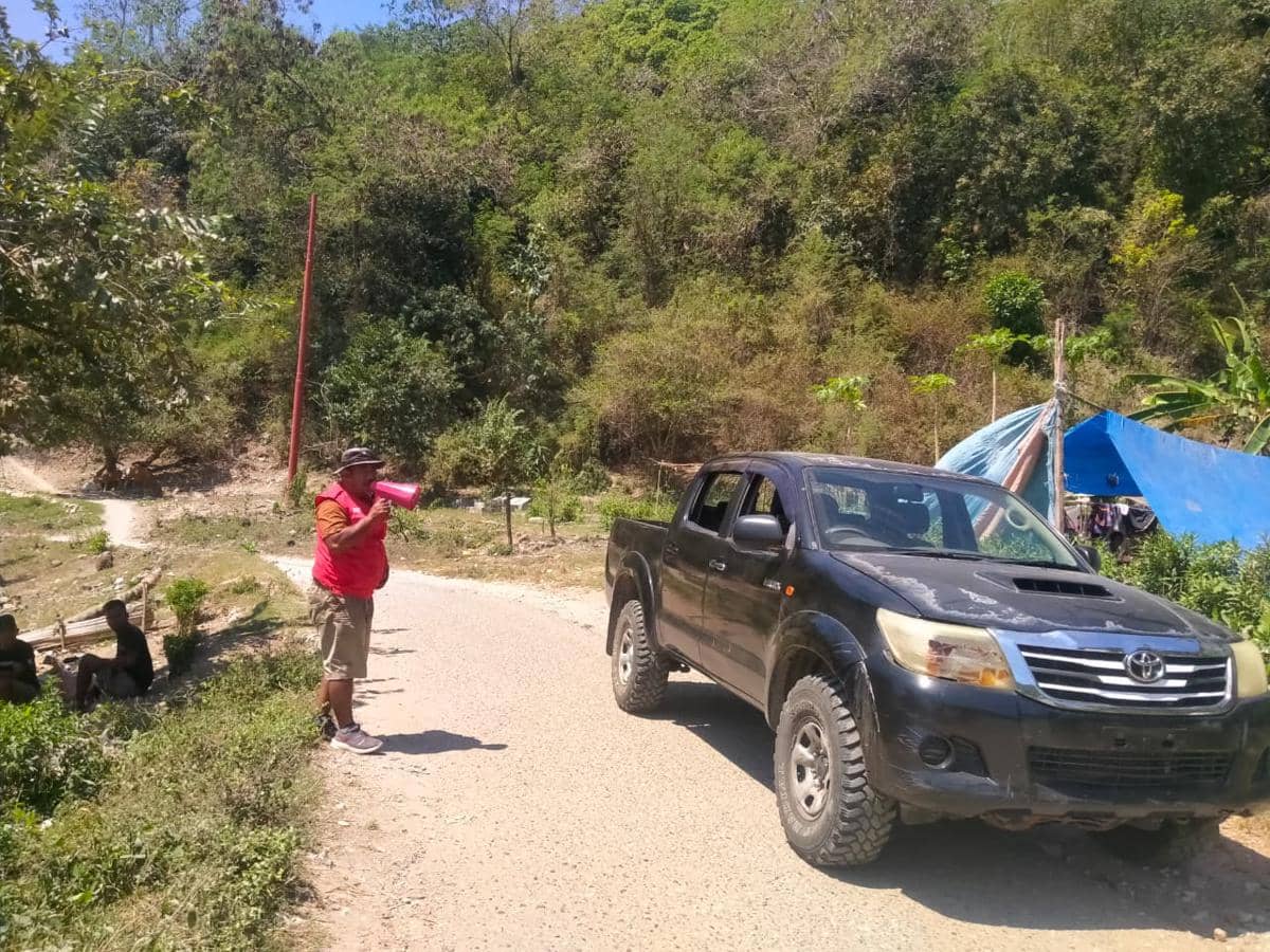 Petugas PMI menyebarluaskan informasi rumah sakit lapangan kepada warga di Nusa Tenggara Timur setempat.