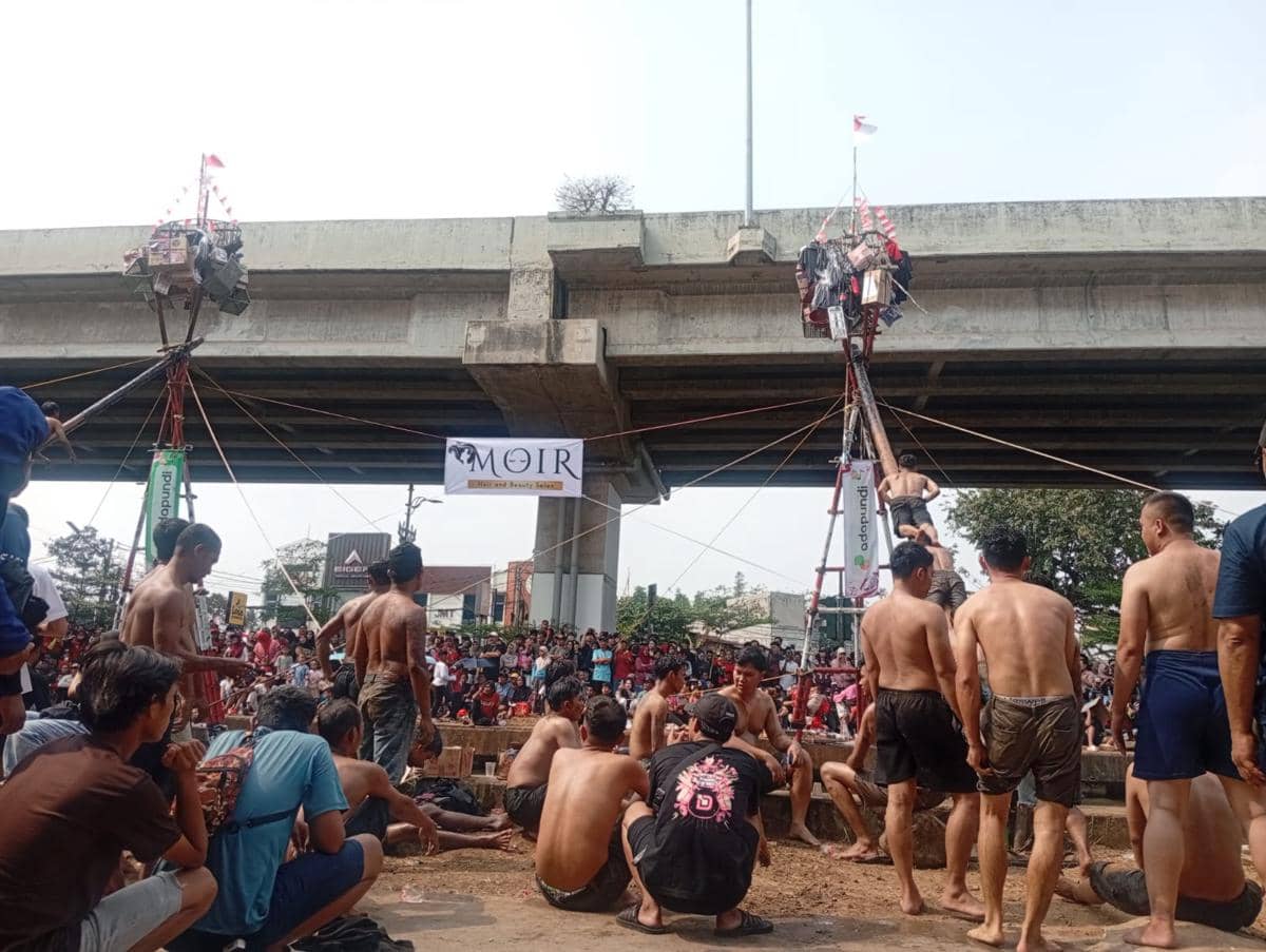 Serunya Lomba Panjat Pinang di Kalimalang, Hadia Sepeda dari Gibran