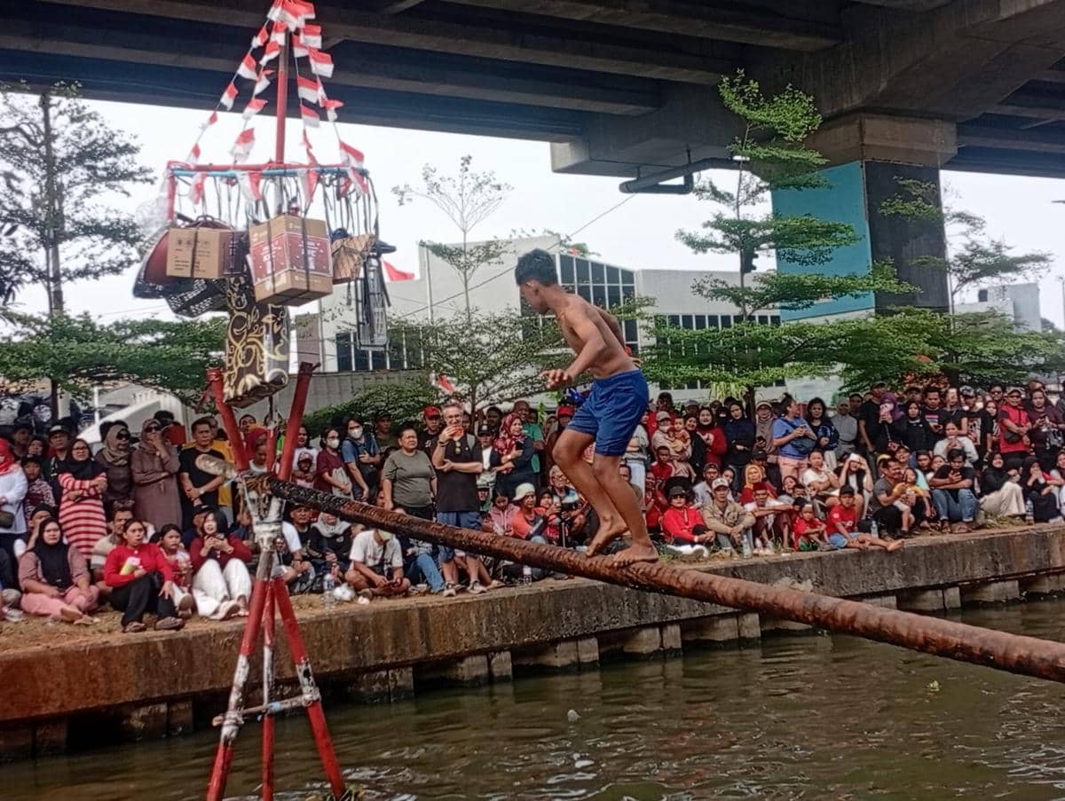 Lomba Pukul Guling untuk meriahkan HUT ke-81 RI di Kalimalang, Jakarta Timur, Senin (17/8/2026). (IDN Times/Dini Suciatiningrum)