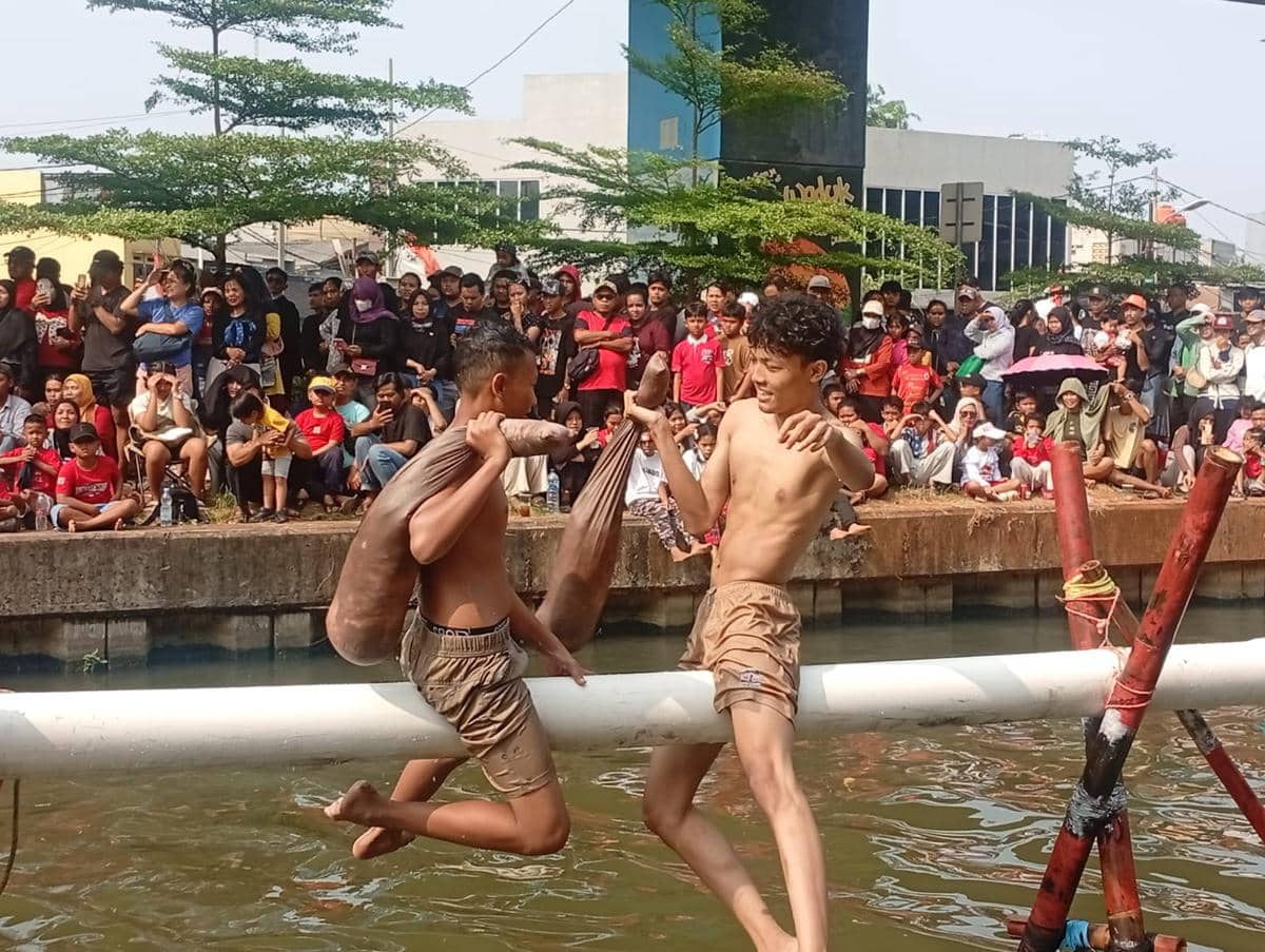 Lomba Pukul Guling untuk meriahkan HUT ke81 RI di Kalimalang, Jakarta Timur, Senin (17/8/2026). (IDN Times/Dini Suciatiningrum)