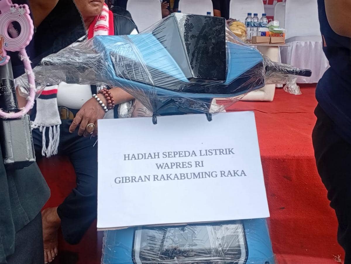 Wapres Gibran Rakabuming Raka berikan hadiah sepeda motor listrik untuk lomba panjat pinang di Kalimalang, Jaktim Senin (17/7/2026). (IDN Ti