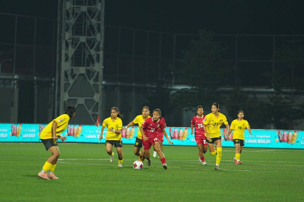 Para pemain Garuda Pertiwi berhadapan dengan tim Malaysia dalam pertandingan Srikandi Merdeka Cup 2026.