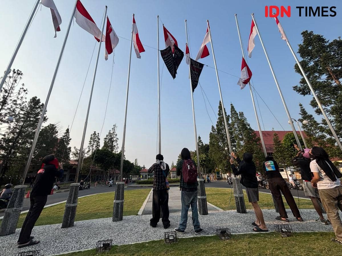 Rayakan HUT ke-81 RI, Mahasiswa UGM Kibarkan Bendera Setengah Tiang 
