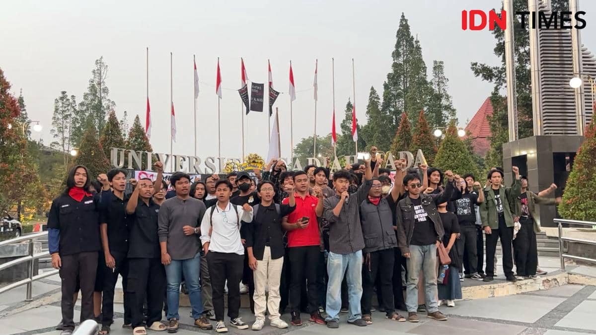 Aksi mahasiswa UGM di Bundaran UGM, Senin (17/8/2026). (IDN Times/Herlambang Jati Kusumo)