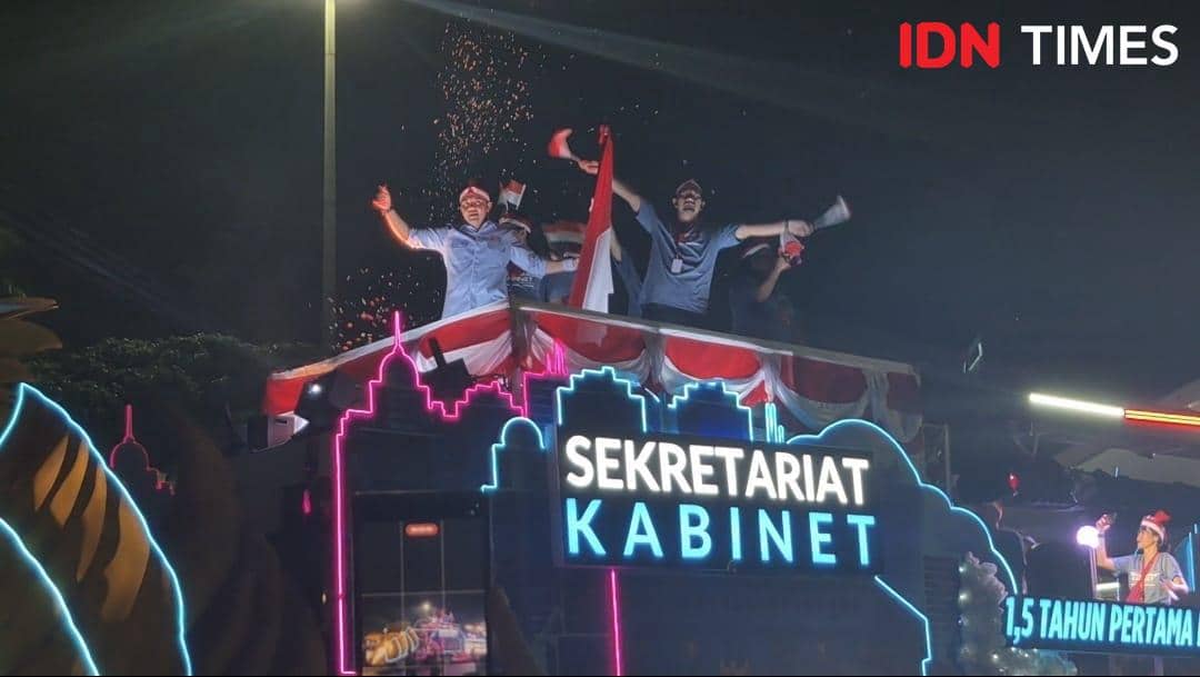 Ikut Iring-iringan Karnaval, Seskab Teddy Semangat Kibarkan Merah Puti