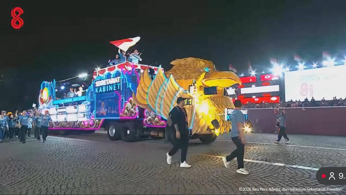 Sekretaris Kabinet (Seskab) Teddy Indra Wijaya turut ambil bagian dalam kemeriahan karnaval peringatan HUT ke-81 RI di Monas, Jakarta, Senin
