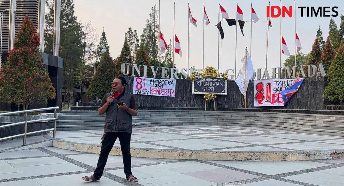 Aksi mahasiswa UGM di Bundaran UGM, Senin (17/8/2026). (IDN Times/Herlambang Jati Kusumo)