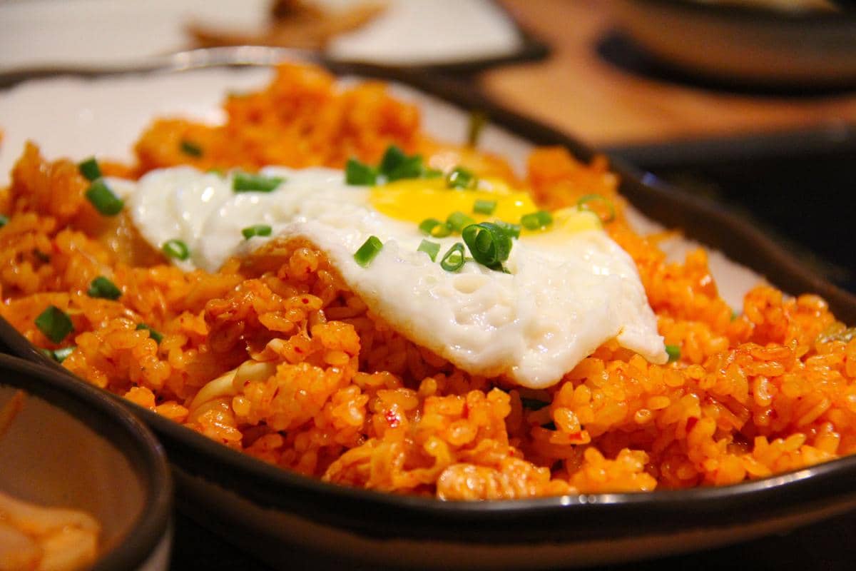 ilustrasi kimchi bokkeumbap alias kimchi fried rice