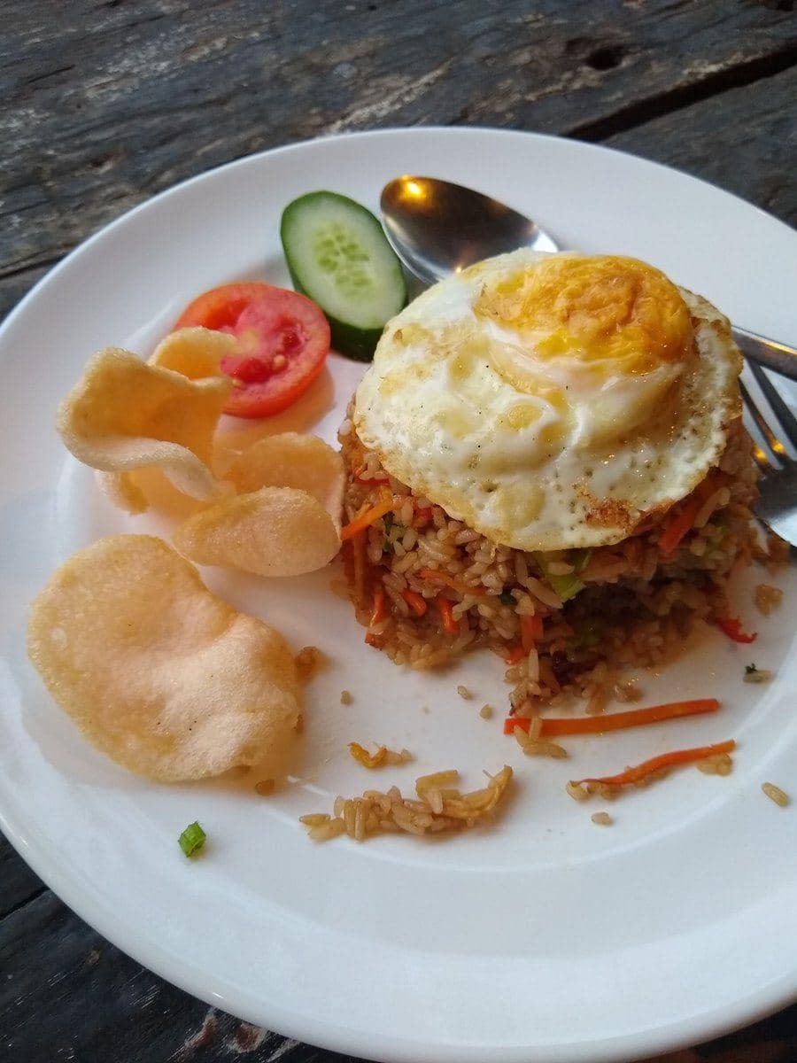 ilustrasi nasi goreng Indonesia yang tampilannya proper