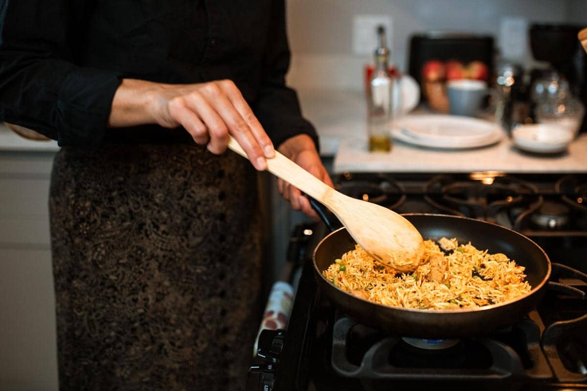 Potret membuat nasi goreng