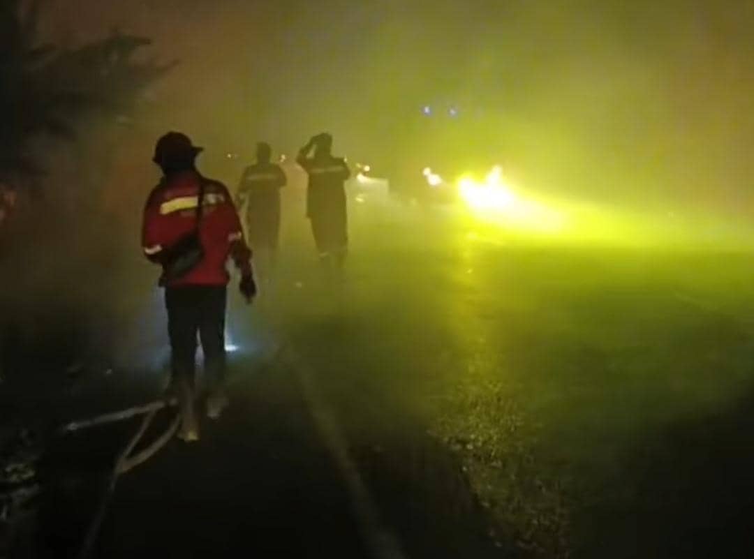 Tim Manggala Agni saat melakukan pemadaman lahan terbakar di Desa Pemulutan, Kabupaten Ogan Ilir, Sumatra Selatan, Senin (17/8/2026).