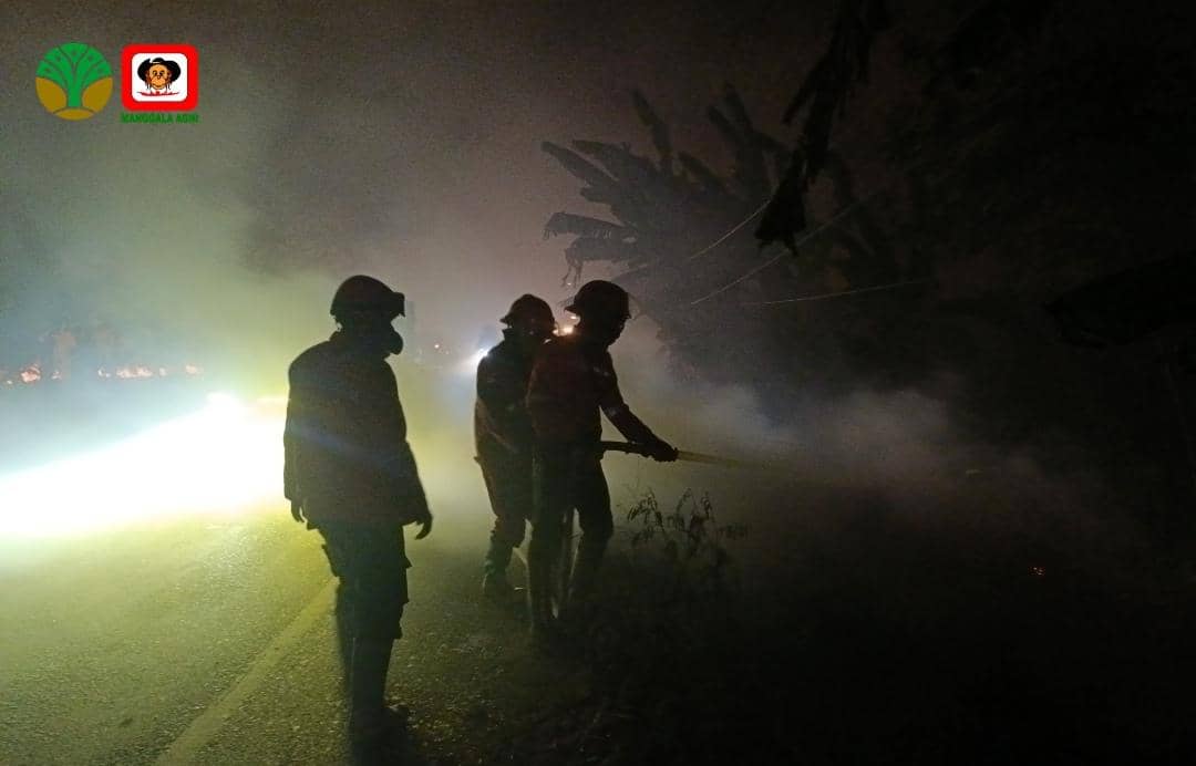 Tim Manggala Agni saat melakukan pemadaman lahan terbakar di Desa Pemulutan, Kabupaten Ogan Ilir, Sumatra Selatan, Senin (17/8/2026).