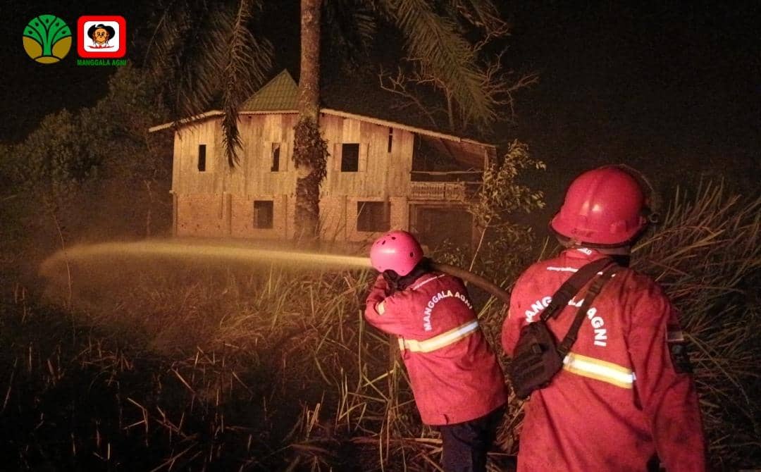 Tim Manggala Agni saat melakukan pemadaman lahan terbakar di Desa Pemulutan, Kabupaten Ogan Ilir, Sumatra Selatan, Senin (17/8/2026).