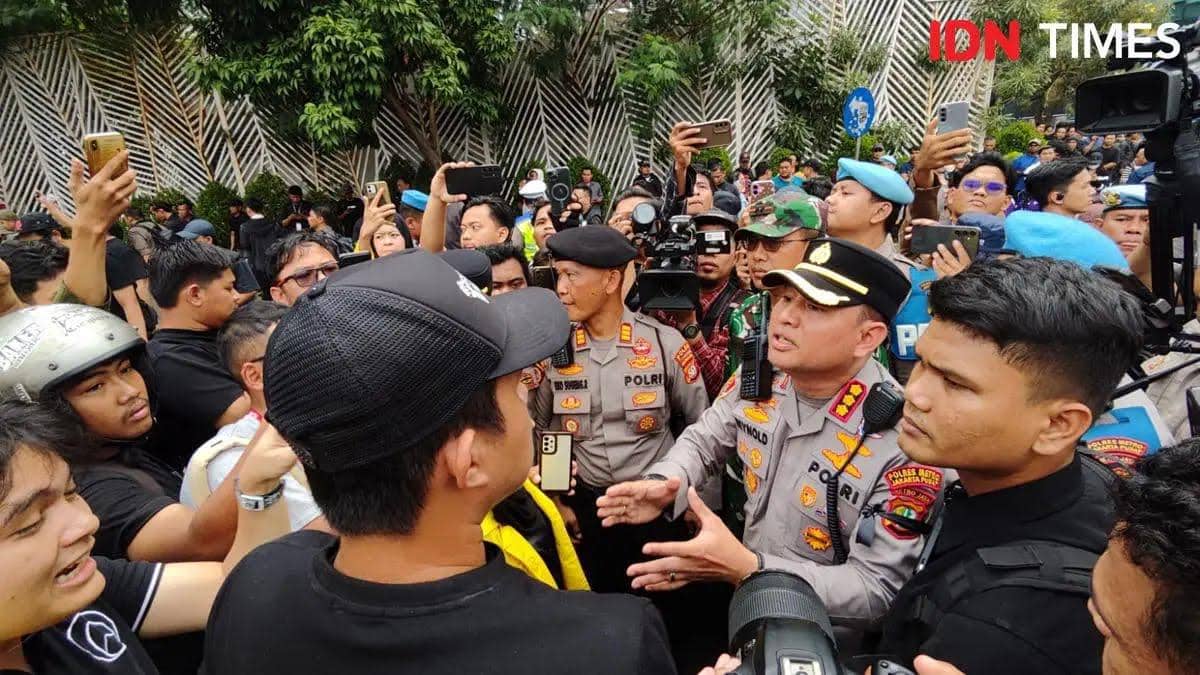 Mahasiswa dihadang barikade aparat keamanan