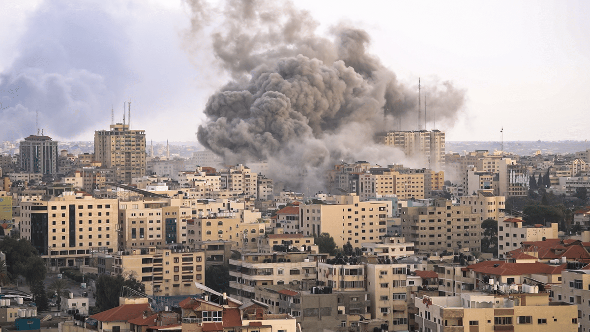 Serangan udara Israel di Jalur Gaza saat perang berlangsung.
