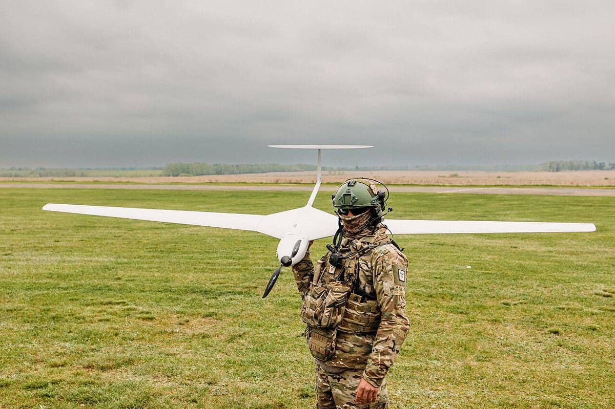 seorang tentara memegang drone