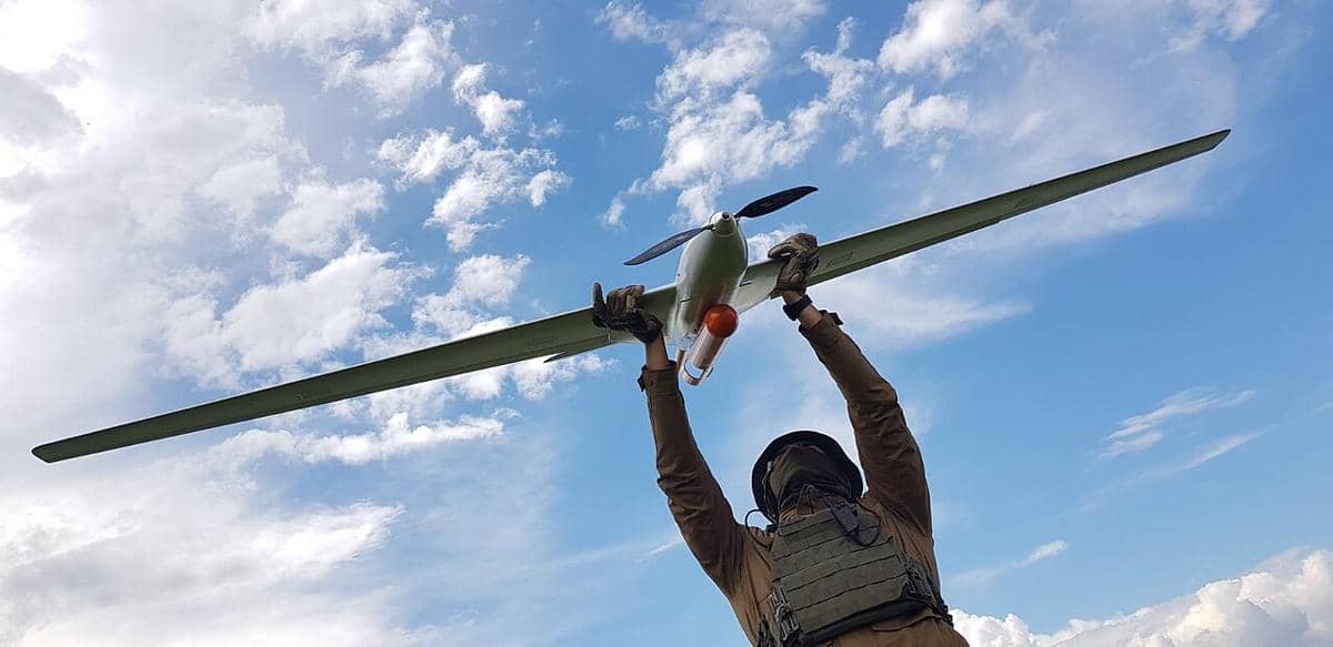seorang tentara memegang drone