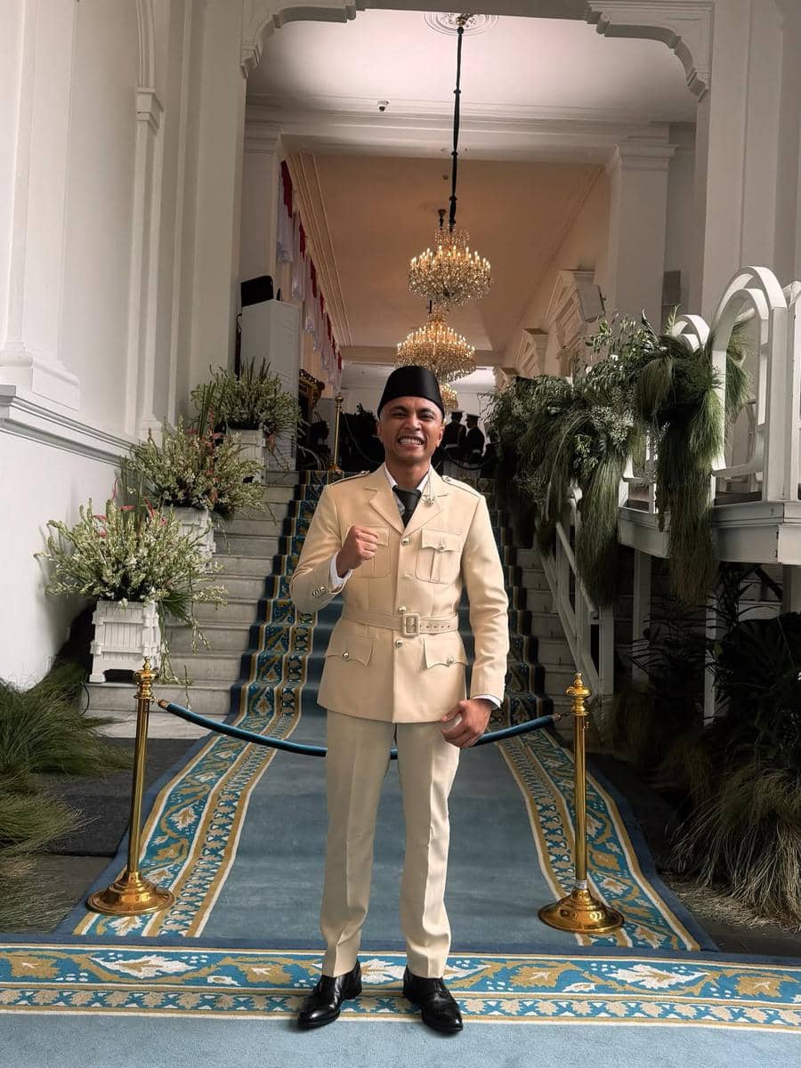 Juan Reza tampil di upacara pengibaran bendera
