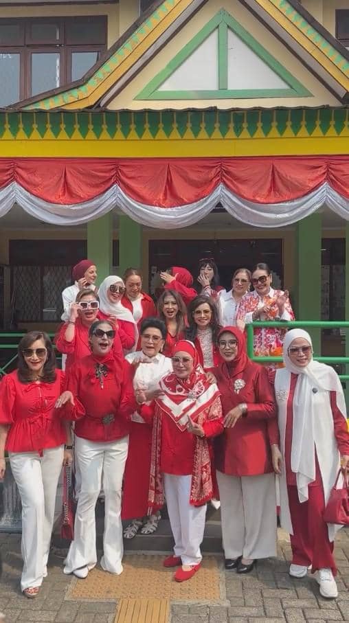 Ibunda Tasya Farasya merayakan 17 Agustus bersama para lansia dalam kegiatan bernuansa kemerdekaan.