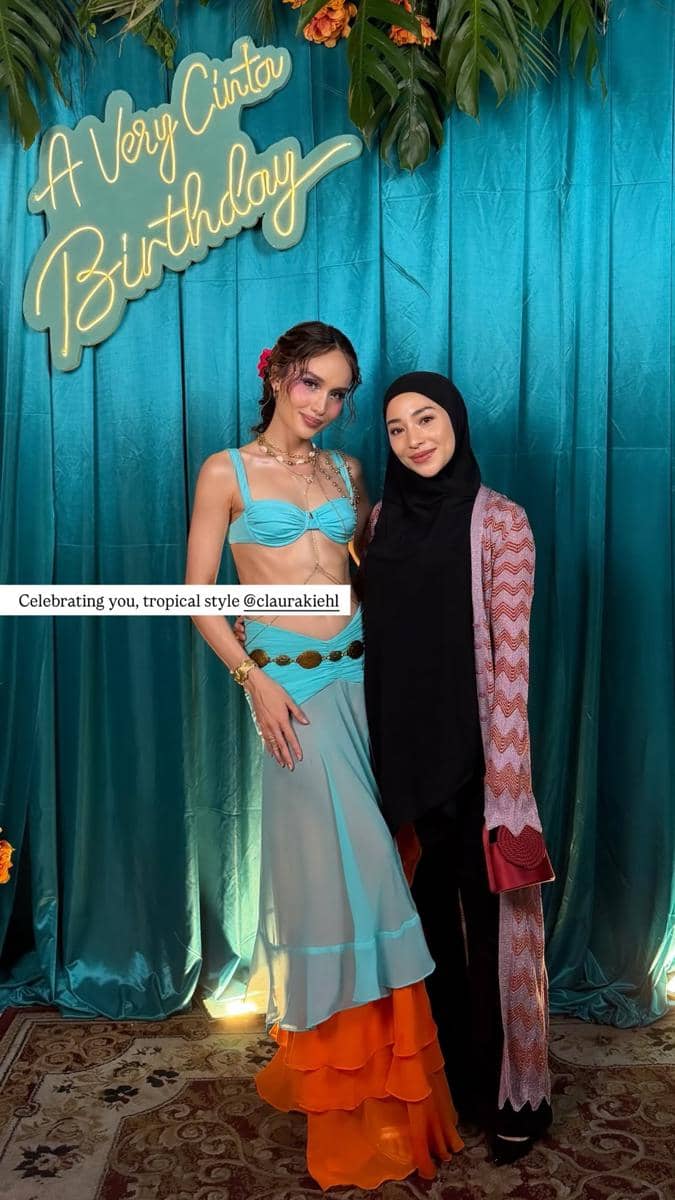 Sejumlah tamu artis berpose bersama dalam perayaan ulang tahun ke-33 Cinta Laura di sebuah pesta meriah.
