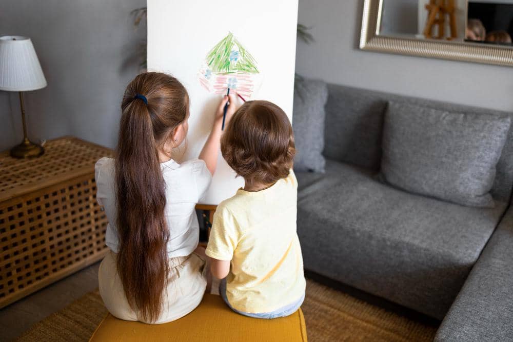 Ilustrasi dua orang anak sedang menggambar