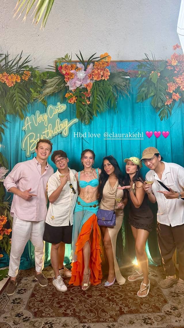 Sejumlah tamu artis berpose bersama Cinta Laura dalam suasana pesta perayaan ulang tahunnya yang ke-33.