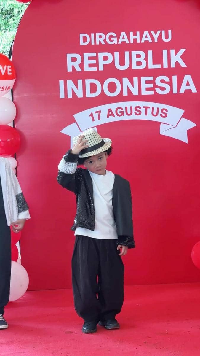 Seorang anak artis mengikuti lomba perayaan 17-an dalam unggahan dari akun Instagram Raffi Nagita.