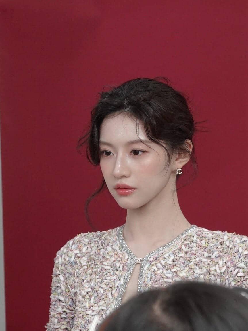 Go Youn Jung tampil dengan gaya rambut stylish dalam potret yang diunggah di akun Instagram pribadinya.