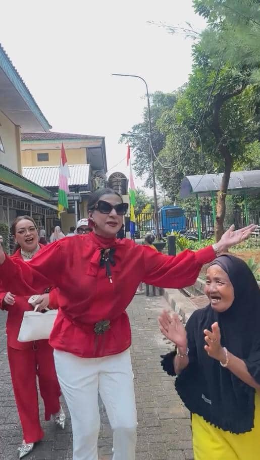 Ibunda Tasya Farasya merayakan HUT ke-17 Agustus bersama para lansia dalam kegiatan bertema kemerdekaan.