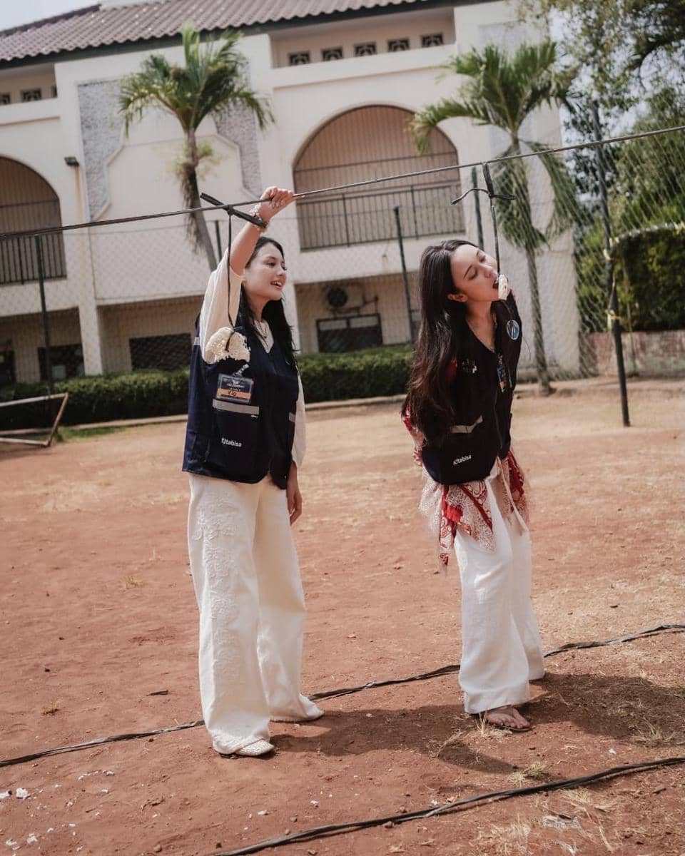 Yasmin Napper lomba 17 agustusan di panti asuhan (Inst
