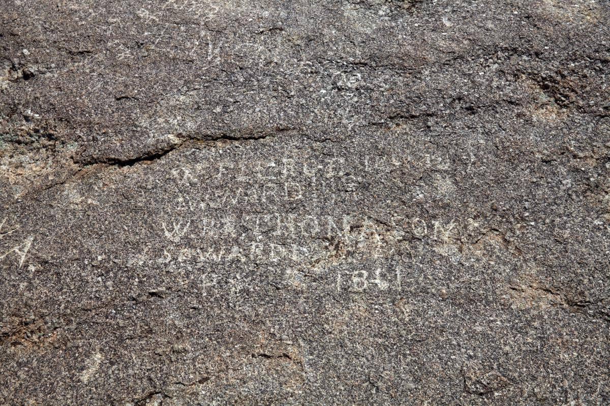 ukiran nama di Independence Rock