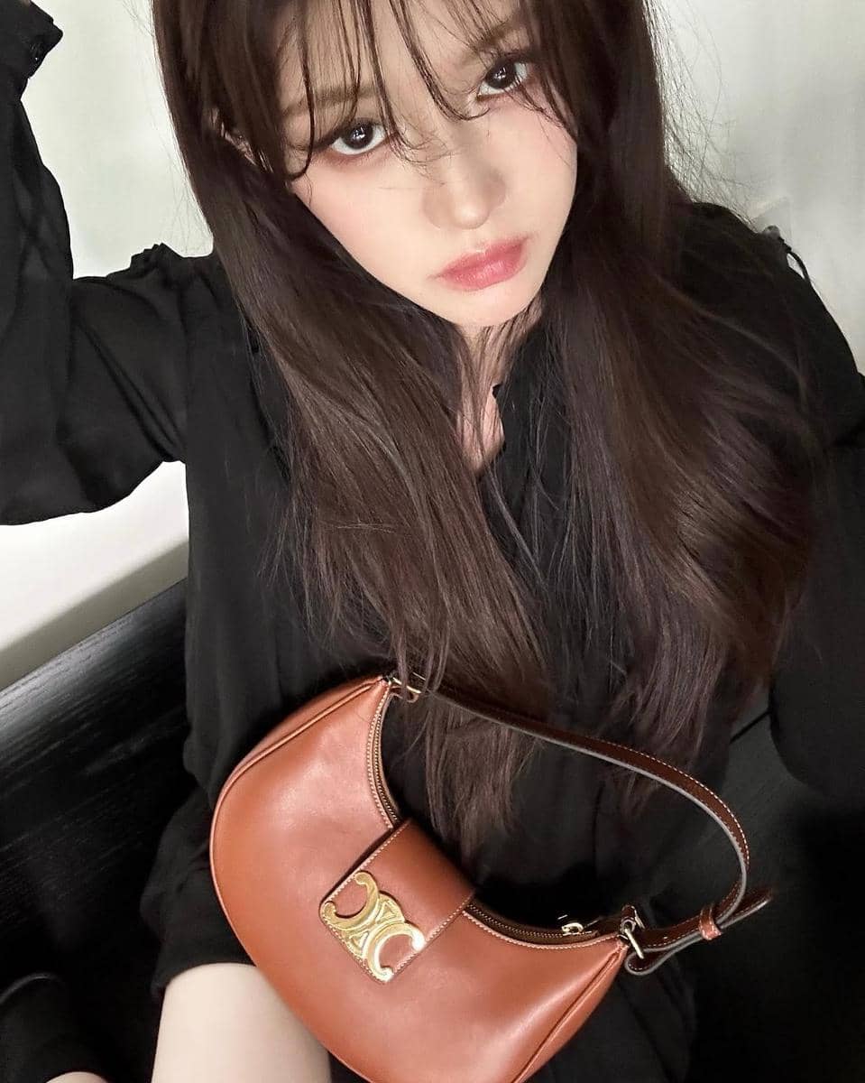 Go Youn Jung tampil dengan gaya rambut stylish dalam potret yang dibagikan melalui akun Instagramnya.