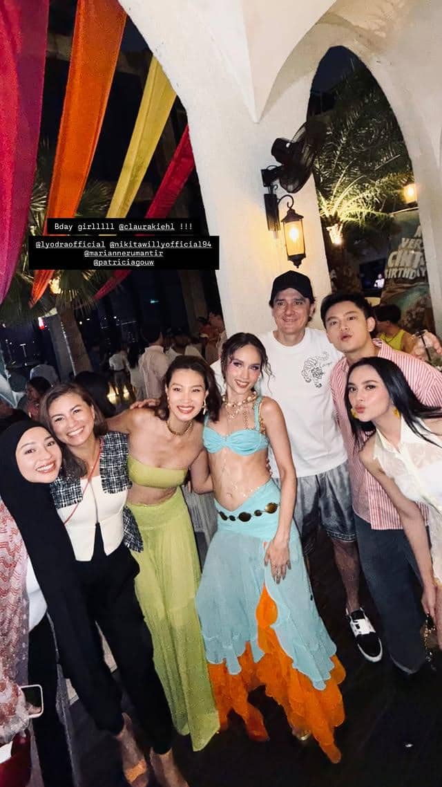 Para tamu artis berpose dalam pesta ulang tahun ke-33 Cinta Laura yang diunggah di akun Instagramnya.