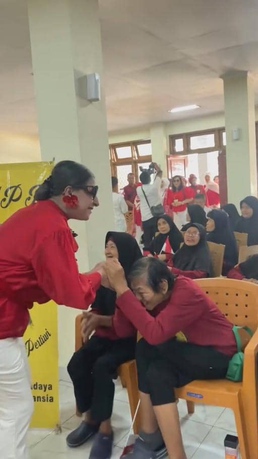 Ibunda Tasya Farasya merayakan 17 Agustus bersama sejumlah lansia dalam kegiatan peringatan Hari Kemerdekaan.