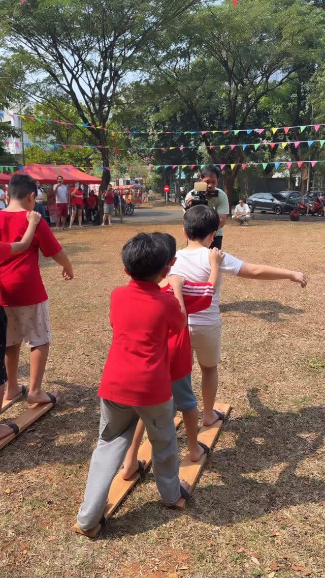 Seorang anak artis mengikuti lomba 17-an dalam perayaan Hari Kemerdekaan Indonesia, dibagikan melalui Instagram Selvi Kitty.