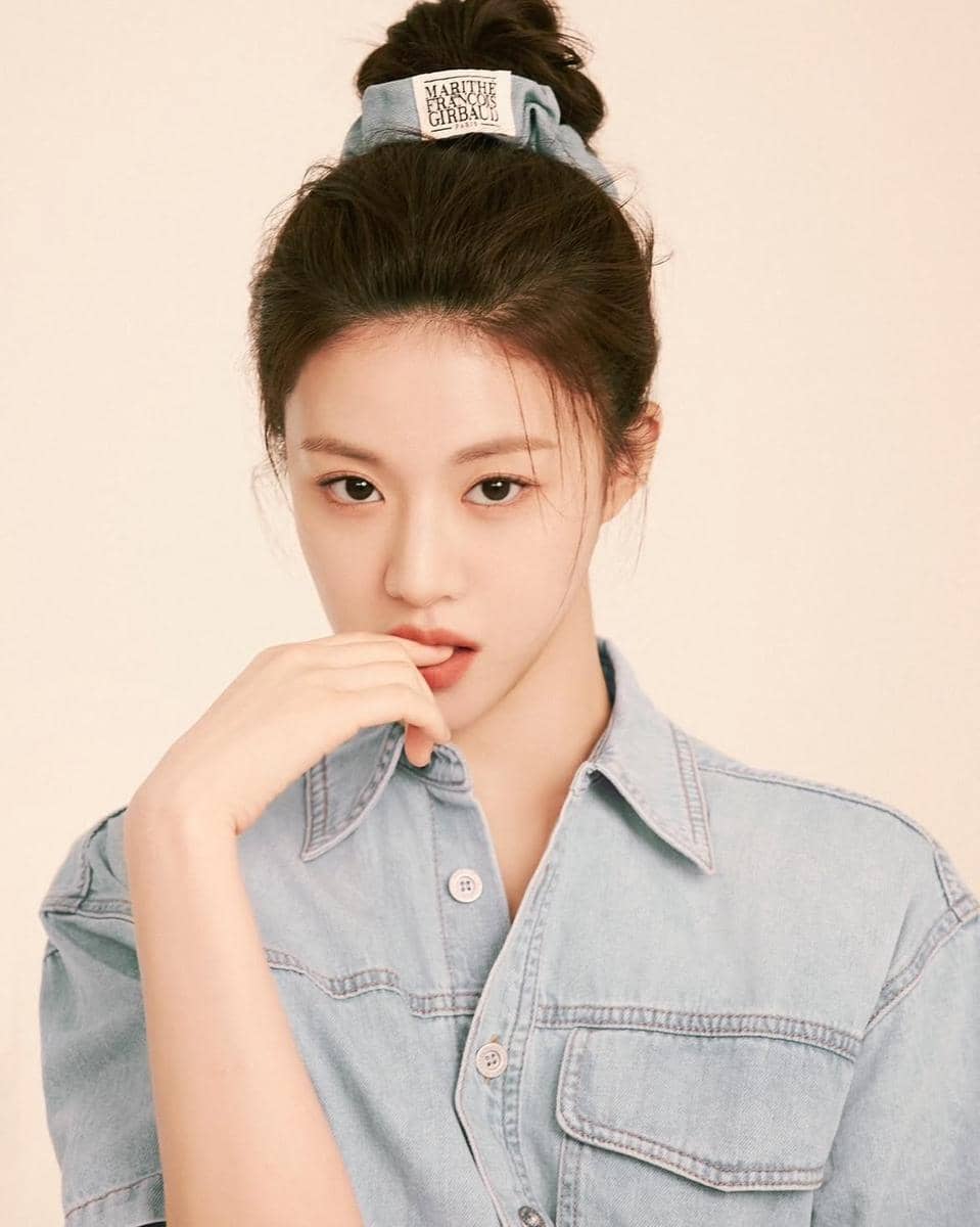Go Youn Jung dengan gaya rambut stylish yang menonjolkan tampilan elegan dalam potret dari Instagram.