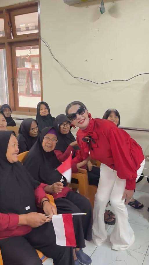 Ibunda Tasya Farasya berpose bersama para lansia dalam perayaan 17 Agustus dengan dekorasi merah putih.