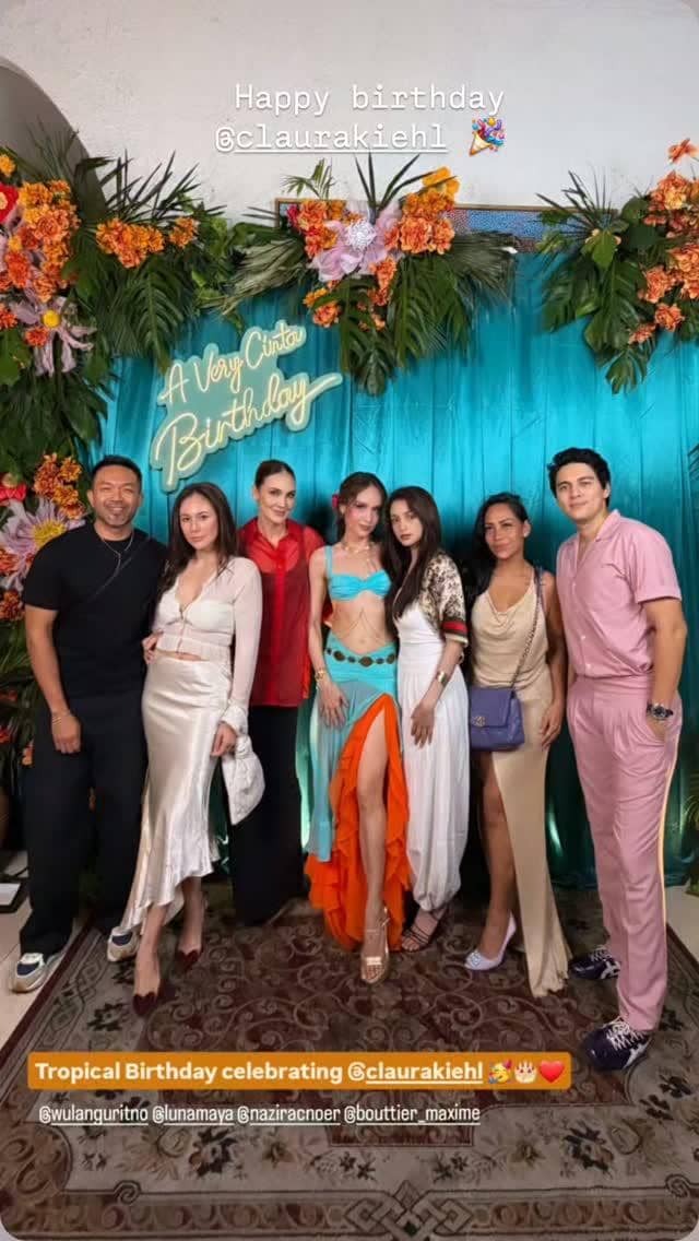 Sejumlah tamu artis berpose bersama Cinta Laura pada pesta ulang tahunnya yang ke-33 dalam suasana perayaan.