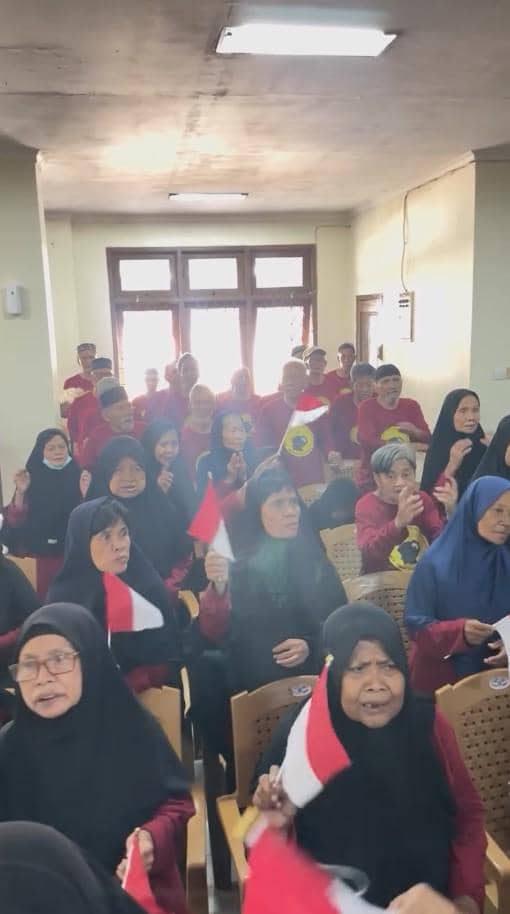 Ibunda Tasya Farasya menghadiri perayaan 17 Agustus bersama sejumlah lansia dalam suasana kebersamaan.