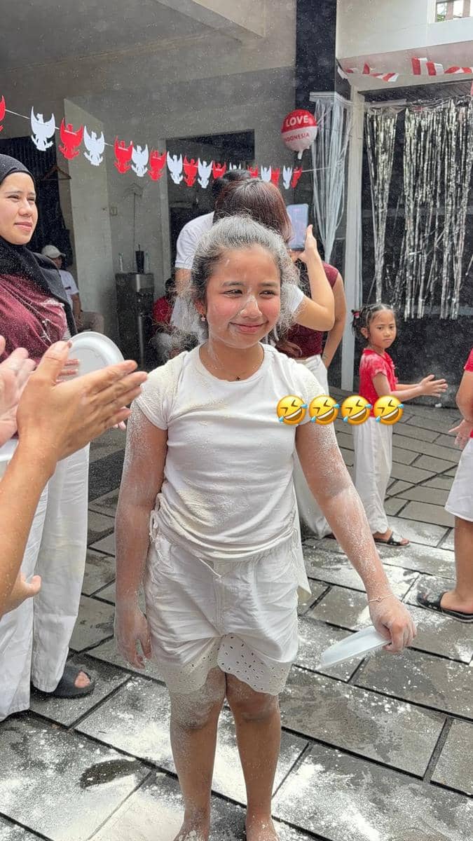 Seorang anak mengikuti lomba peringatan 17 Agustus, sebagaimana dibagikan akun Instagram Vicky Alaydrus.