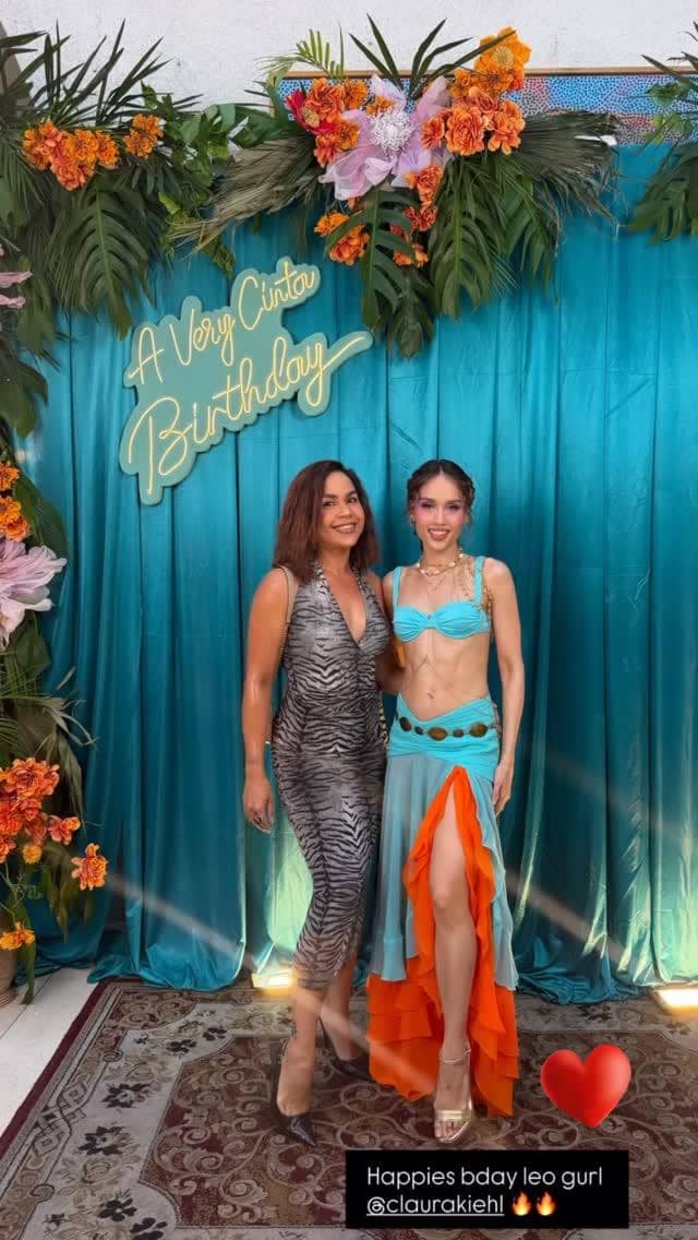 Sejumlah tamu artis berpose bersama dalam perayaan ulang tahun ke-33 Cinta Laura yang diunggah di Instagram.