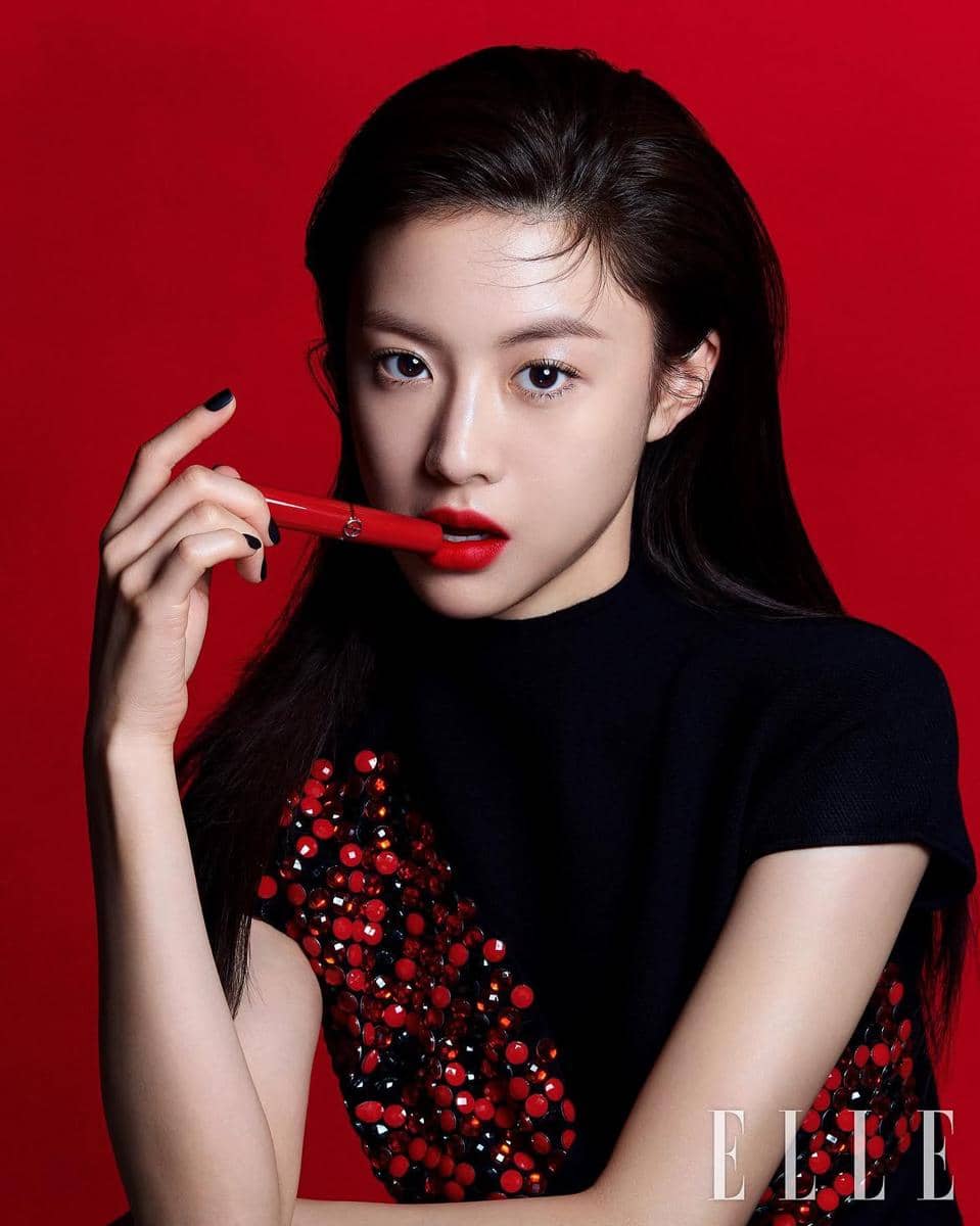 Go Youn Jung dengan gaya rambut stylish yang tampak rapi dan menonjolkan pesona elegan dalam potret Instagram.