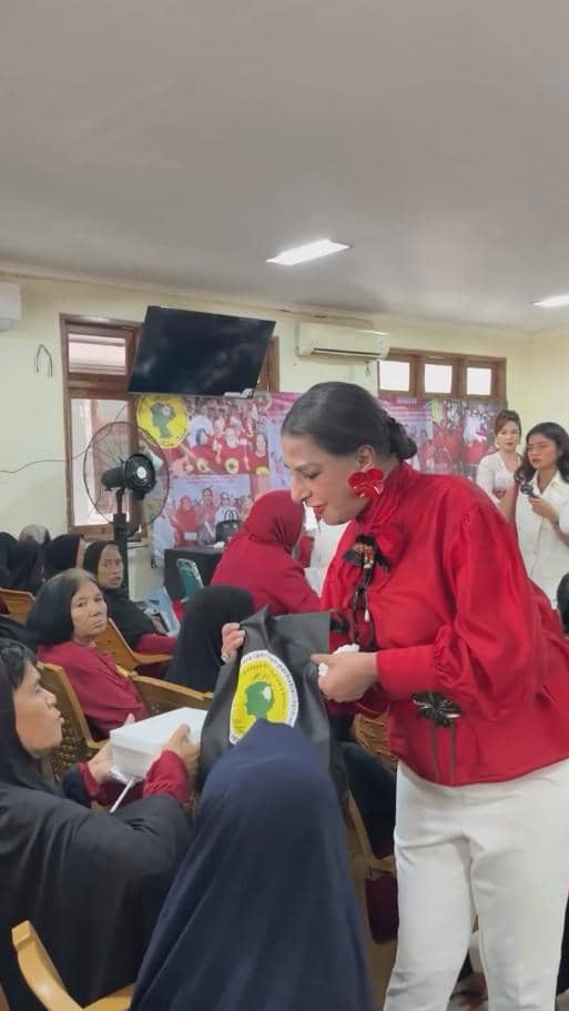 Ibunda Tasya Farasya bersama para lansia dalam kegiatan perayaan 17-an yang diunggah melalui Instagram ala_instyle.