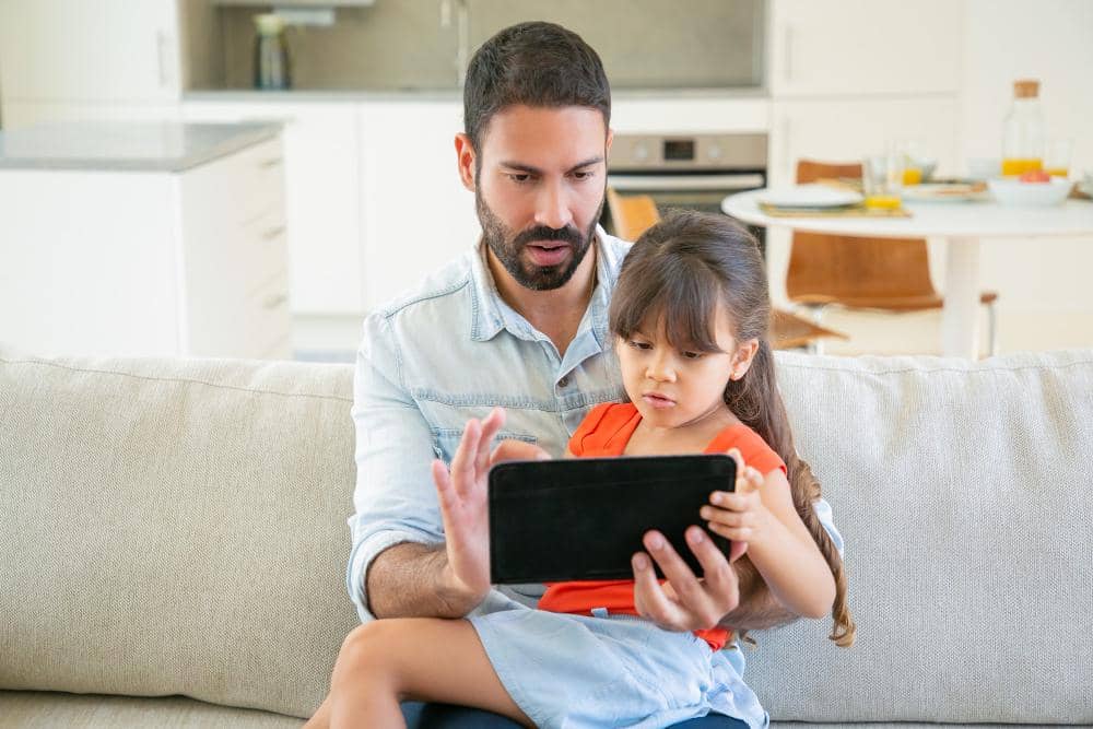 Ilustrasi ayah menemani anak menonton di tablet