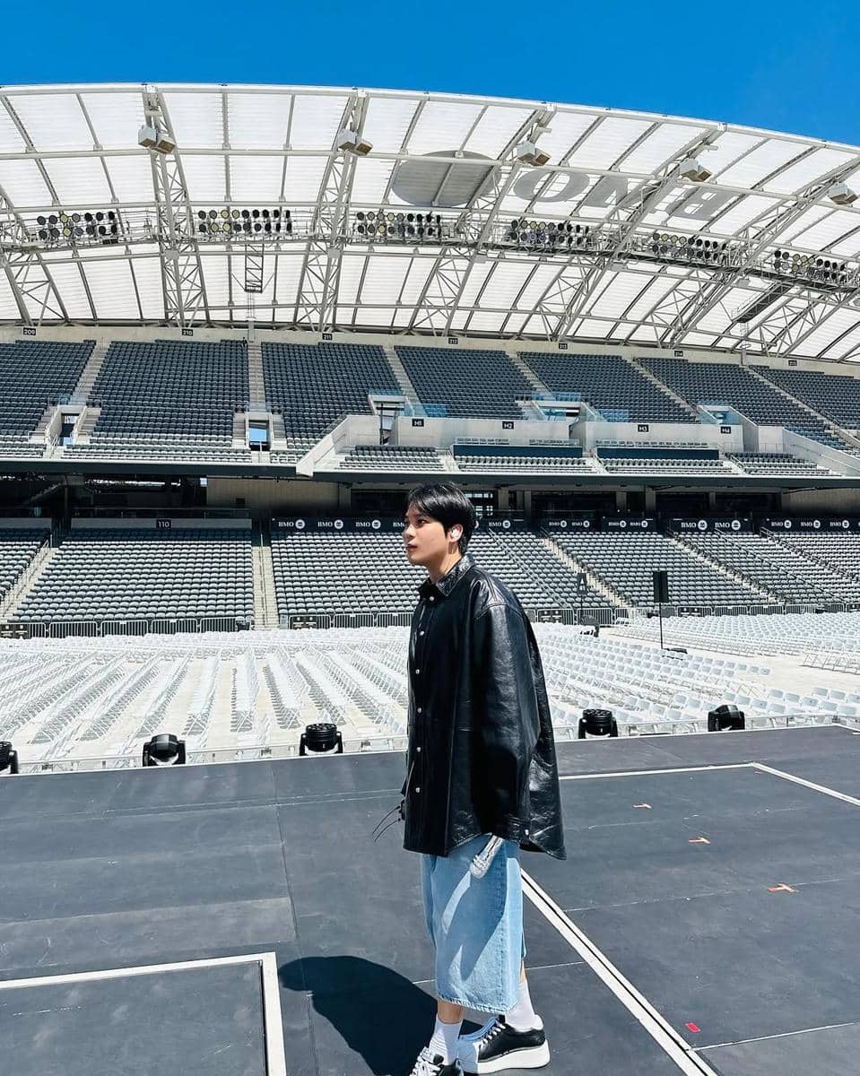 cara Jongho ATEEZ mix and match kemeja