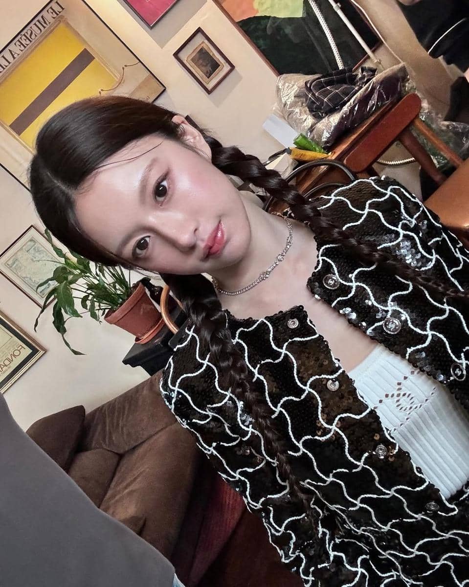 Go Youn Jung tampil dengan gaya rambut stylish dalam potret yang diunggah melalui akun Instagram pribadinya.