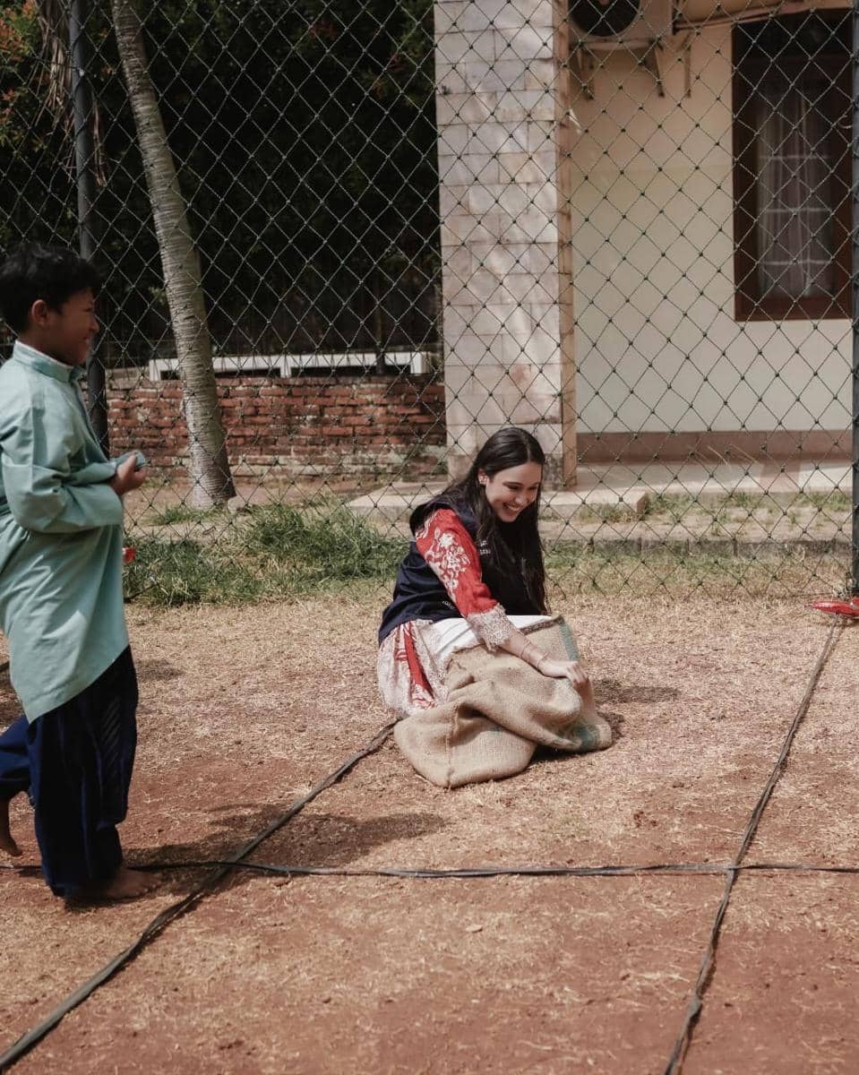 Yasmin Napper lomba 17 agustusan di panti asuhan