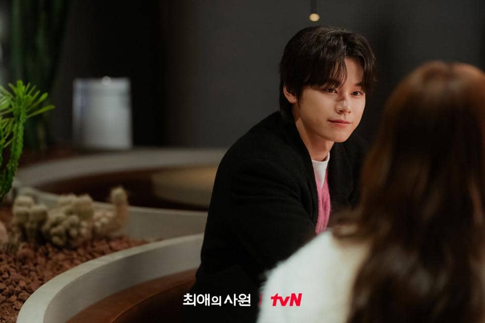 Potongan adegan drama My Bias, My Boss produksi tvN yang dirilis sebagai materi promosi serial tersebut.