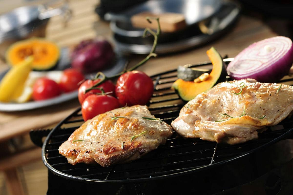 Ilustrasi aneka bahan untuk membuat grilled chicken flatbread yang tertata rapi di atas permukaan meja dapur.