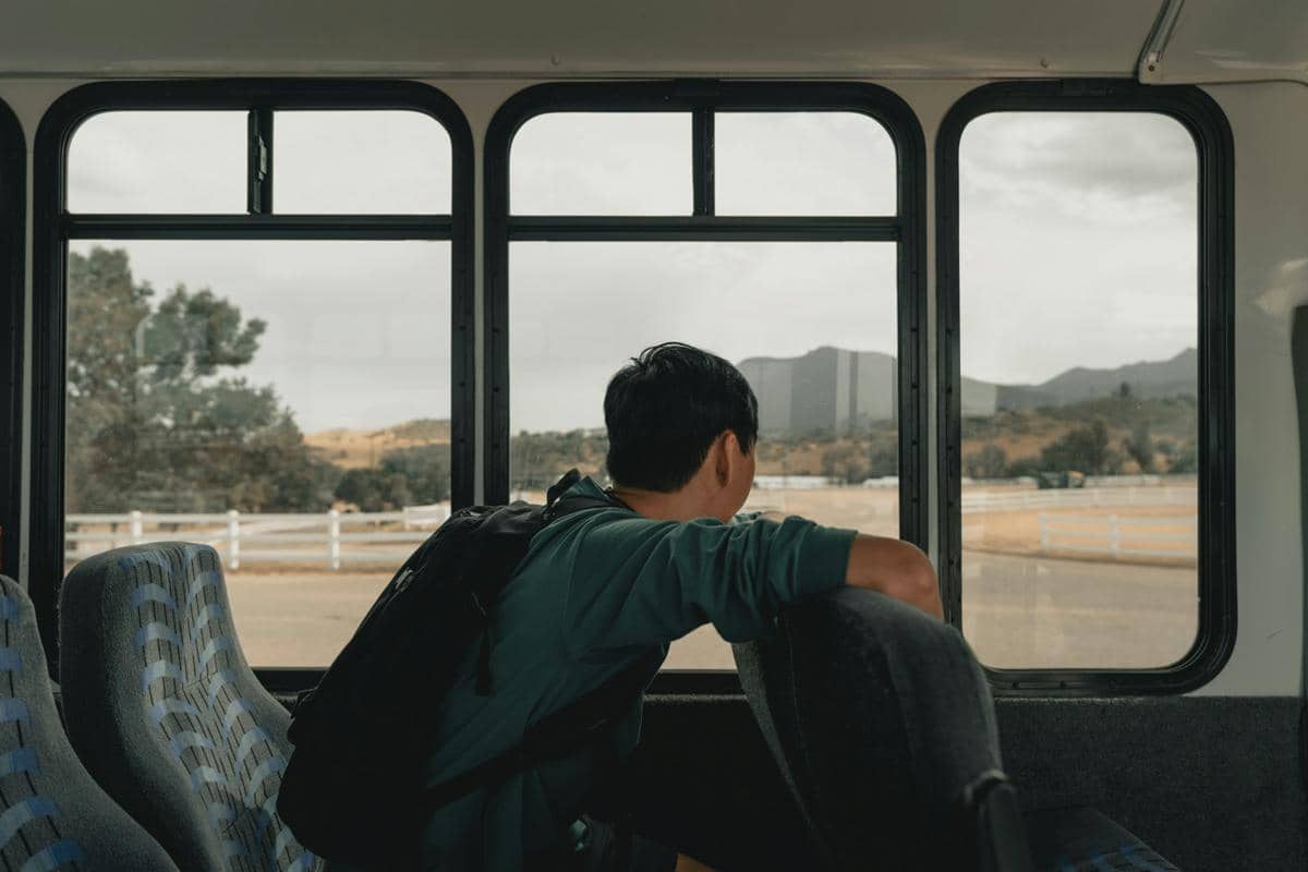 ilustrasi traveling dengan transportasi umum